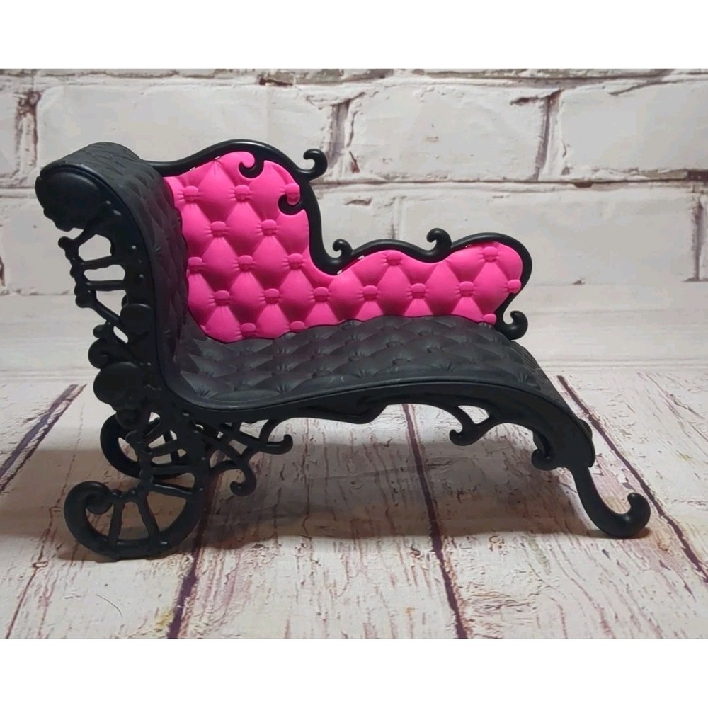 Monster High Freaky Fusion Doll Furniture_Catacombs Pink/Black Chaise Lounge